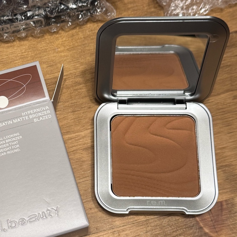 *NWT* R.E.M. Beauty Satin Matte Bronzer